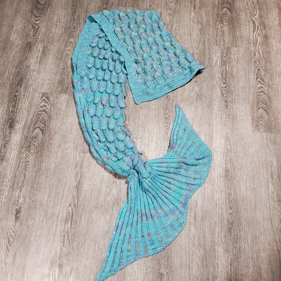 Mermaid Tail Throw - Picture 1 of 2